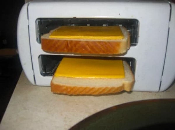 7. Когда у тебя завалялся тостер, но нет микроволновки