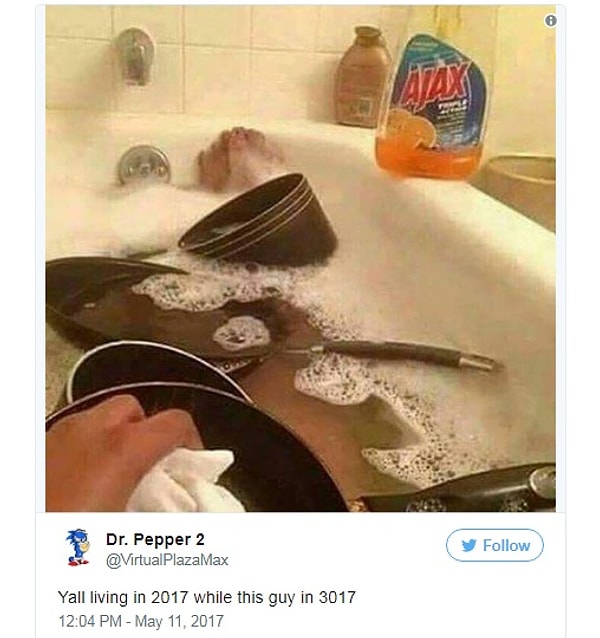 2. Зачем тратить время на мытье посуды и принятие ванны, если все это можно сделать одновременно?