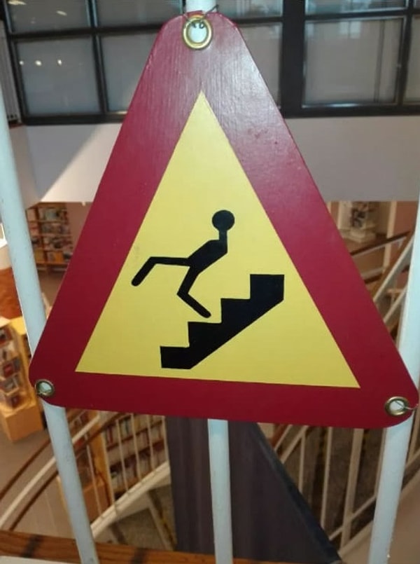 14. Вы когда-нибудь видели, чтобы по лестницам спускались ТАК?