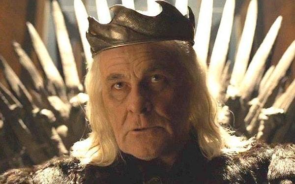 Başlayalım. Dany’nin babası, Kral Robert’tan önce tahtta oturuyordu. Hani şu herkesin Deli Kral dediği hükümdar, işte o. II. Aerys Targaryen.