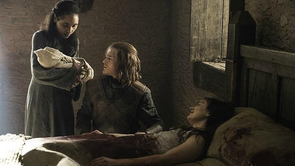 Arthur Dayne’i nahoş bir şekilde mağlup etmeyi başaran Ned Stark, kardeşi Lyanna'yı henüz doğum yapmış ve aşırı kan kaybetmiş olarak buldu.