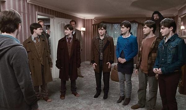 20. Ölüm Yadigarları'nın ilk sahnesinde, 7 Potter'ı bir arada gördüğümüz sahneyi çekmek için 95 deneme yapmışlar.