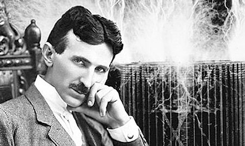 Türkçe dublajlı izleyen Thomas Edison'dur, altyazılı izleyen Nikola Tesla.