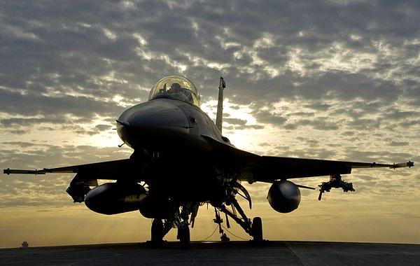 F-16’ların da aralarında bulunduğu Amerika menşeili teçhizatın üçüncü ülkeler arasındaki alım satımı, bakım onarımı ya da teçhizata ilişkin eğitim Washington’ın onayına bağlı.