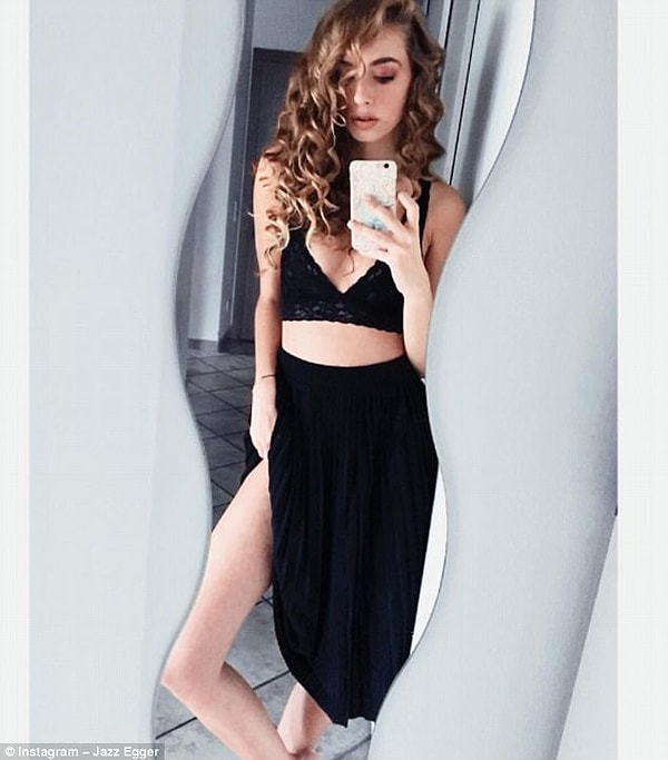 3. Эггер рассказала, что впервые ей сделали сомнительное предложение прошлым летом после того, как она побывала в эксклюзивном лондонском клубе. Это была якобы фотосессия на яхте в Греции с тремя миллионерами.