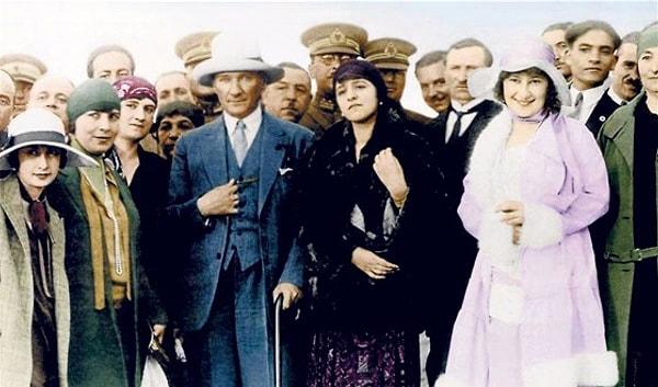 3. Bu şıklığın ve zarifliğin en önemli sebebi ise Gazi Mustafa Kemal'in o kıyafeti baştan aşağı mükemmel bir şekilde taşıyabilmesiydi.