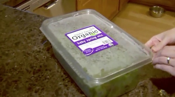 Los Angeles Times'ın haberine göre, genç kadın satın aldığı salatayı yerken bozuk para büyüklüğünde bir canlı ile göz göze geldi.