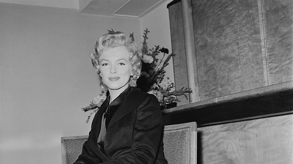 2. Она обожала читать