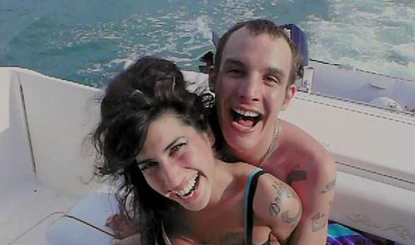 Düğünlerinden kısa bir süre sonra Amy Winehouse farklı uyuşturucu türleriyle tanıştı.