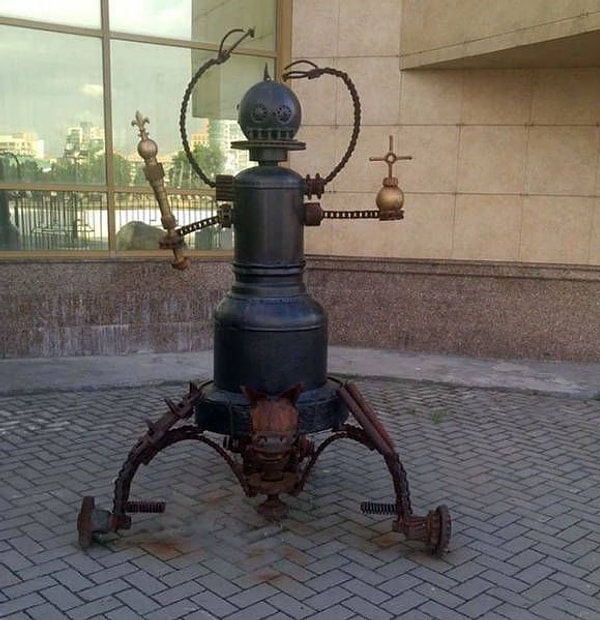 6. Статуя царя-робота из подручных материалов