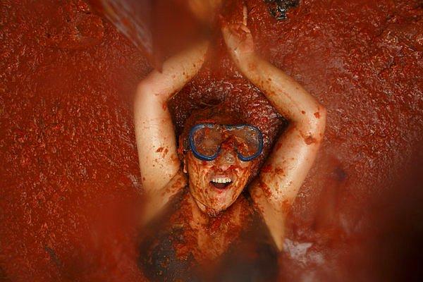 6. 150 ton domatesin kullanıldığı festivalde, bütün kasaba domatese püresine bulanıyor!