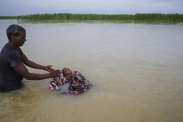 11. Nepal'de Koshi nehrinde, defnedecek toprak bulamadığı için yeğeninin cansız bedenini suya bırakan bir adam.