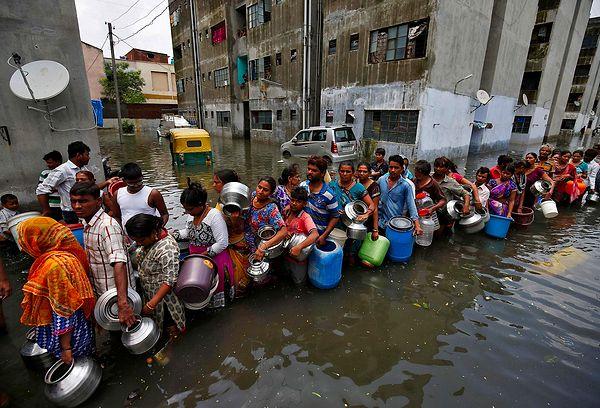 20. Ahmedabad'da halka yardım ve kurtarma ekipleri çok uzun süre sonra geldi.