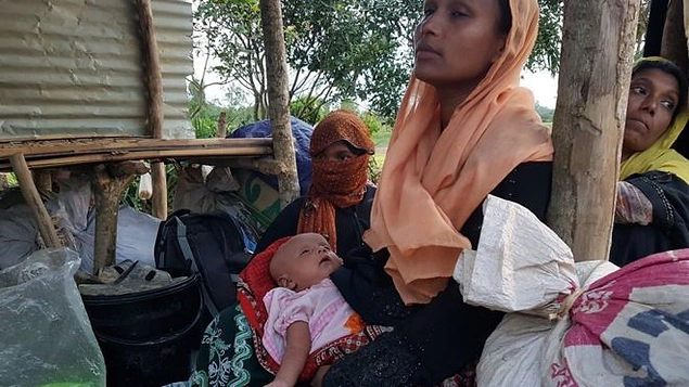Binlerce Arakanlı Müslüman Bangladeş ve Myanmar sınırında sıkışıp kaldı. Arakanlı bu kadın 3 gündür Ghundum sınırından Bangladeş'e geçmeyi bekliyor.