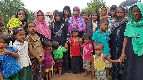 Bu fotoğraftaki kadın ve çocukların hepsi Myanmar'ın Maunglew bölgesine bağlı Kuanchipong köyünden Bangladeş sınırına kaçtı. Köylerininin Myanmar askerleri tarafından ateşe verildiğini anlatıyorlar.