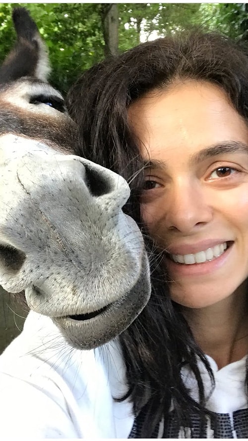 Ünlü oyuncu Özge Özpirinçci'nin 4 aylıkken terk edilen bir sıpayı sahiplenmişti. Şimdi çok mutlular 💕