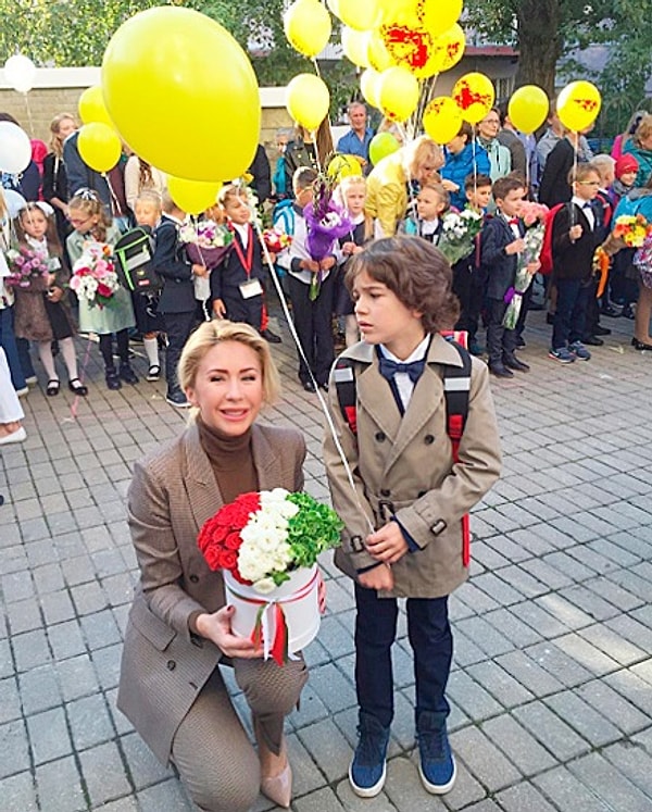 8. Фигуристка Анастасия Гребёнкина с сыном Иваном. Он пошел в первый класс