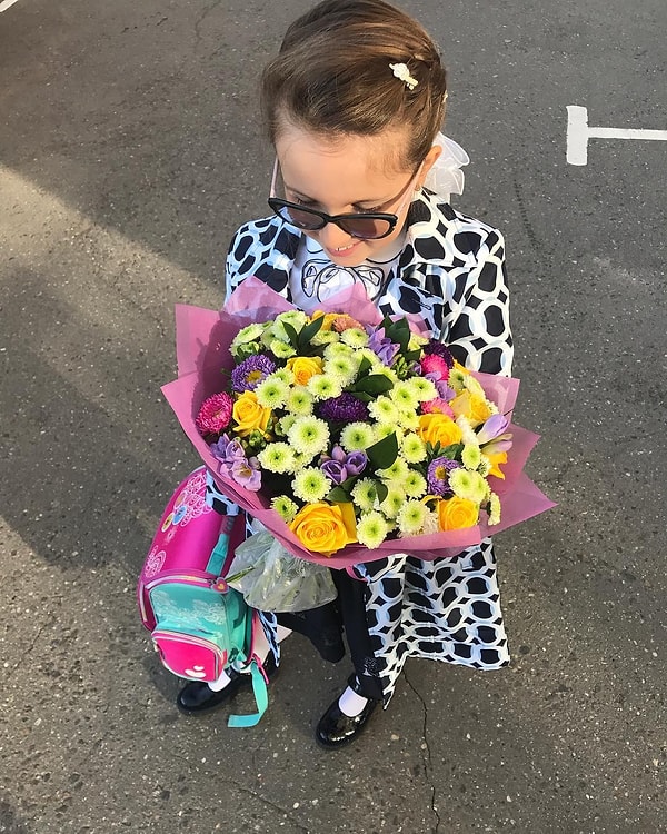 15. Дочь телеведущей Яны Чуриковой Тася. Она пошла во второй класс