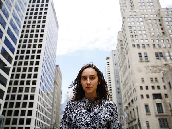 7. Сабрина не пользуется мобильным телефоном и социальными сетями.