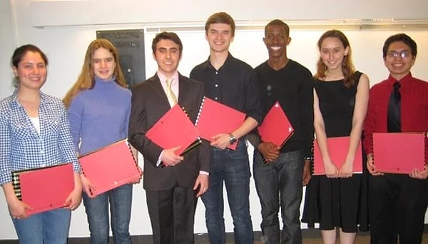 8. После окончания Массачусетского института с наивысшим баллом Сабрина пошла в Гарвардский университет для получения докторской степени.