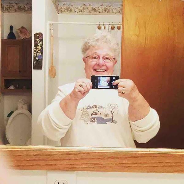 12. "Büyükannem bugün ilk selfiesini çekti. Ön kamerayı ayna selfiesi çekmek için kullanıyor."