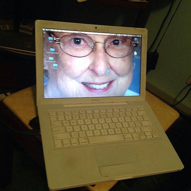 23. "Bu sabah annemin bilgisayarını açtım ve arka plan olarak büyükannemi buldum."