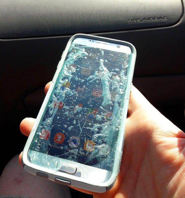 30. "Annemle seyahat ediyorum. Telefonunu inceleyim dedim. Gerçek ekran koruyucusu yerine ilk aldığında çöpe atması gereken koruyucuyu kullanıyordu. Ciddi anlamda çöpü ekran koruyucusu olarak kullanmış bunca süre."