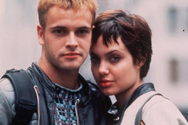 1. Анджелина Джоли снялась с Джонни Ли Миллером в культовой классике «Хакеры» в 1995 году - ее третьем полнометражном фильме. Они сбежали в Лас-Вегас, чтобы пожениться в марте 1996 года, всего через шесть месяцев после дебюта в кино. Однако спустя три года они развелись.