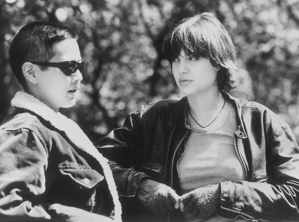 2. Еще одна голливудская любовная интрига! Анджелина Джоли недолго встречалась с актрисой Дженни Симидзу, с которой она снялась в фильме 1996 года «Ложный огонь».