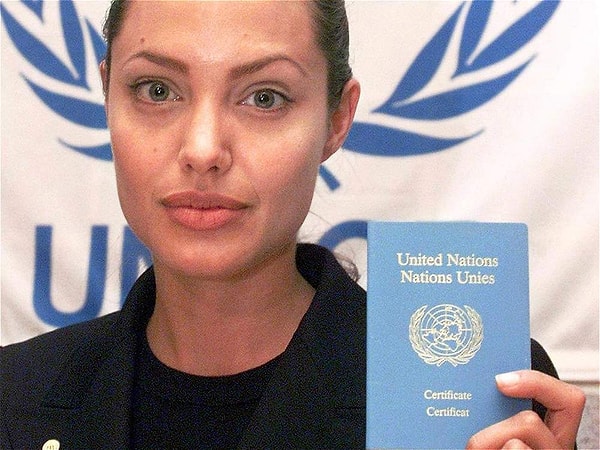 10. Анджелина Джоли сияла от гордости, когда она была назначена в Верховную комиссию Организации Объединенных Наций по делам беженцев в Женеве 27 августа 2001 года.