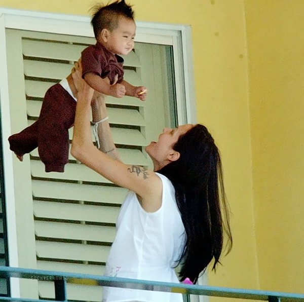 11. В 2002 году Анджелина Джоли усыновила своего первого ребенка, Мэддокса из Камбоджи, где в 2000 году снимали «Лару Крофт».