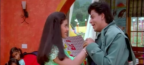 1. Рахул дружит с Анджали во "Все в жизни бывает" и даже не подозревает, что она испытывает к нему чувства.