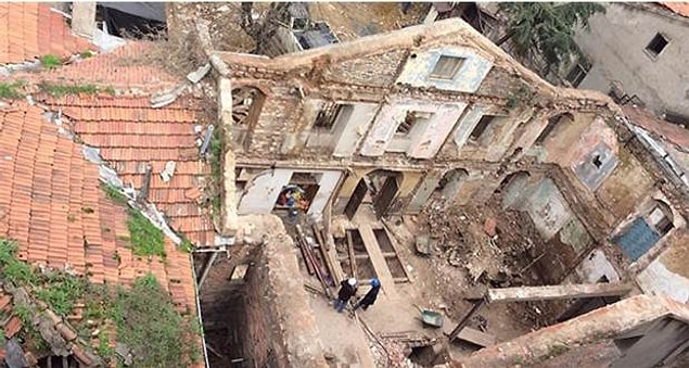 Kısa bir süre sonra basına yansıyan fotoğraflarda, hanın içindeki bazı bölümlerin yıkıldığı, sadece dış duvarların kaldığı görüldü.