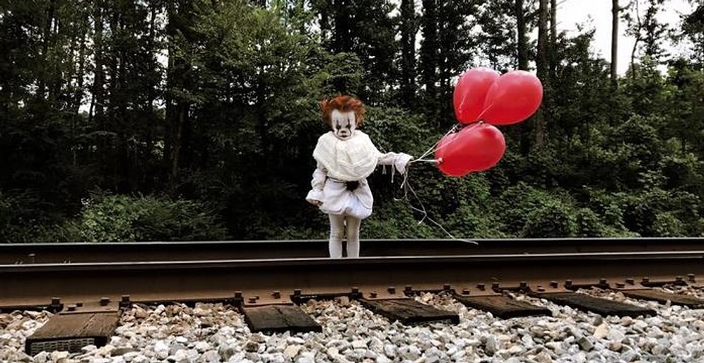 Парень устроил своему 3-летнему братишке фотосессию в стиле фильма «Оно»