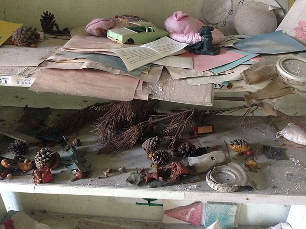 2. Вот, например, кабинет младших школьников. Здесь практически нетронутыми остались даже поделки малышей!