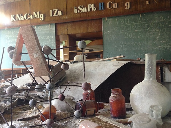 3. А это фото из кабинета химии в местной школе. Такое чувство, что детей начали эвакуировать прямо на уроке. В подтверждение тому можно видеть раскрытые тетради, колбы и баночки прямо на партах.