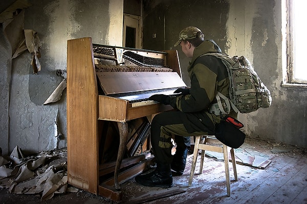 13. Ну, а это самый известный музыкальный инструмент в Припяти. Уже сложно даже сосчитать, сколько сталкеров на нём играли. Само фоно находится в весьма плачевном состоянии: его изрядно потрепали влага и время, многие клавиши запали, а дерево вздулось.