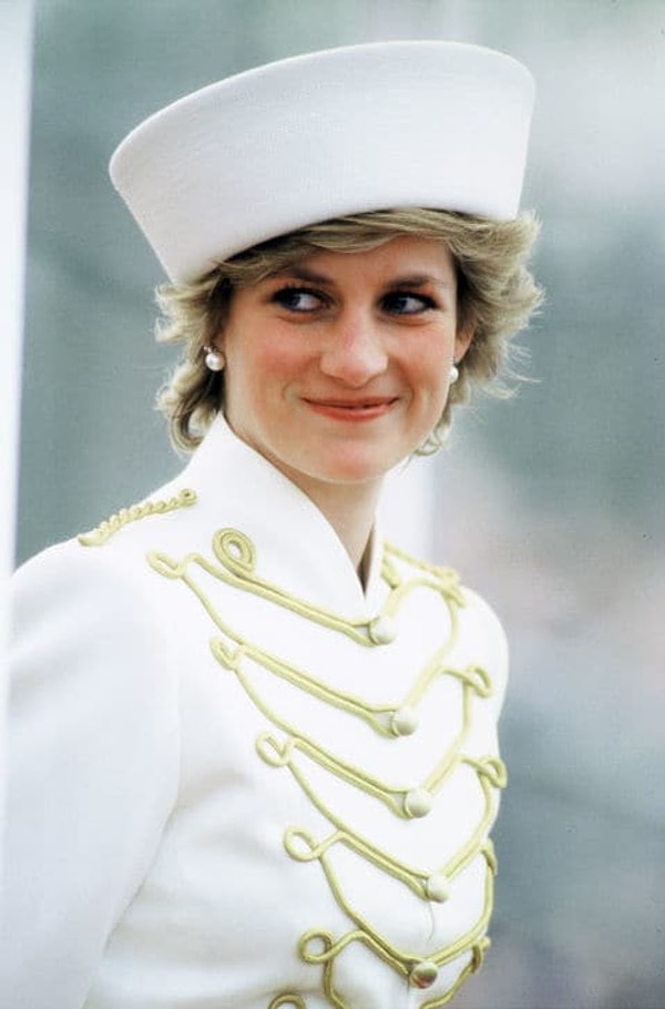 10. Диана в сногсшибательном белом костюме посещает Королевскую военную академию в Сандхерсте (1987 год)