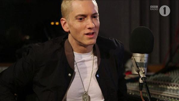 6. Eminem Bilgisayar Kullanmayı Bilmiyor