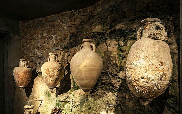 13. Sicilya'daki bir mağarada pişmiş toprak kaplarda şarap tortusu kalıntıları bulundu. Bu da,  İtalya’da yaşamış insanların 6000 yıldır şarap içtiği ihtimalini ortaya çıkardı.