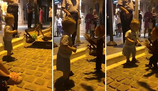 Gördüğü Kukla ile Bağ Kuran Minik Çocuk