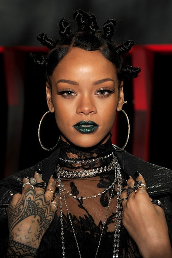 1. Rihanna'dan öğrenilen ilk şey belki de kendi eşsiz stilini yaratmak için cesaretin ne kadar önemli olduğu gerçeği.