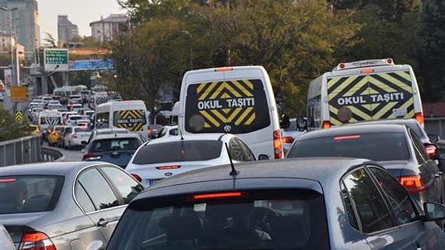 8. Okulların açılmasıyla birlikte daha bir karmaşık hale gelecek olan trafik