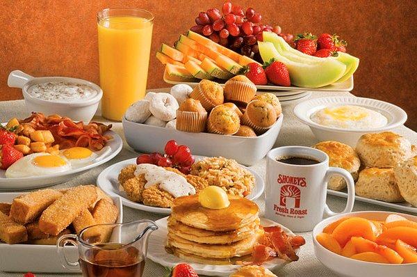 "Sabahları büyük bir kahvaltı yapmak şeker ve yağ gibi yiyecekler için duyulan isteği azaltır, dolayısıyla da kilo alımıyla savaşır," diyor Dr. Kahleova.