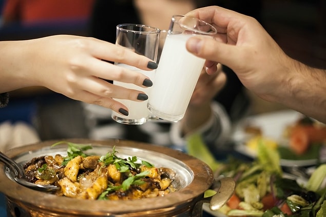 TAPDK verilerine göre rakı satışları son 4 yılda 10 milyon litre azaldı. Fakat bu azalmanın sebebi evlerde üretime yönelinmesiyle de alakalı. Çünkü son 10 yılda sadece rakıya yüzde 265 zam geldi.