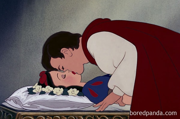 10. Находит бездыханное тело в лесу - целует его