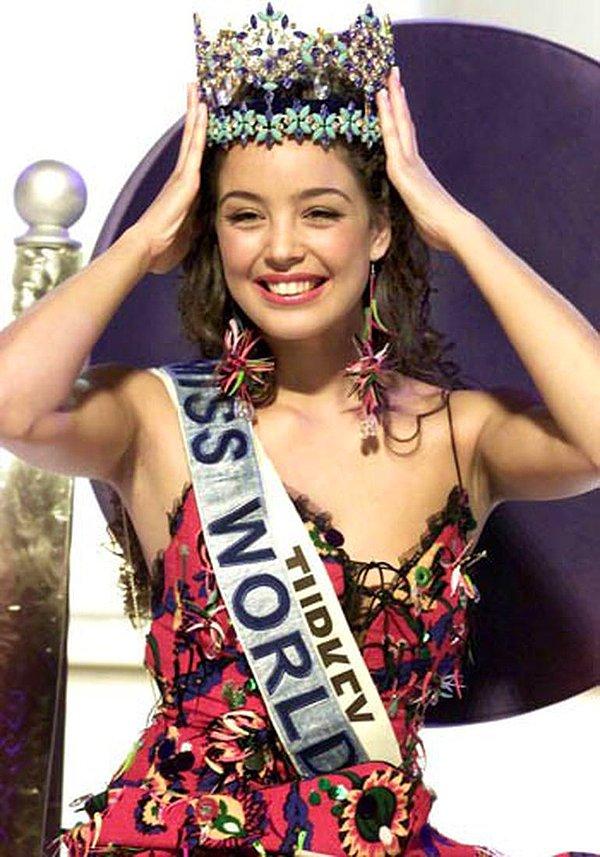 15. Azra Akın, Miss World 2002'de "Dünya Güzeli" seçildi.