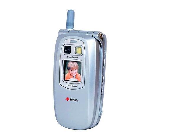 11. Sanyo SCP-5300 kameralı ilk telefon olarak piyasaya sürüldü.