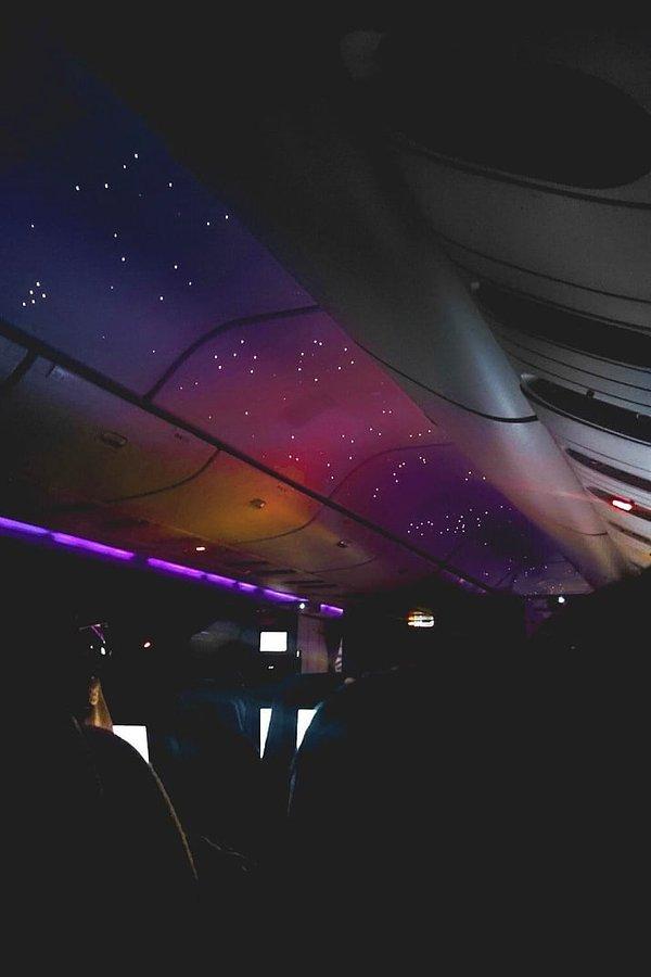 4. Gece uçuşunda gökyüzü atmosferi yaratan bu uçak.