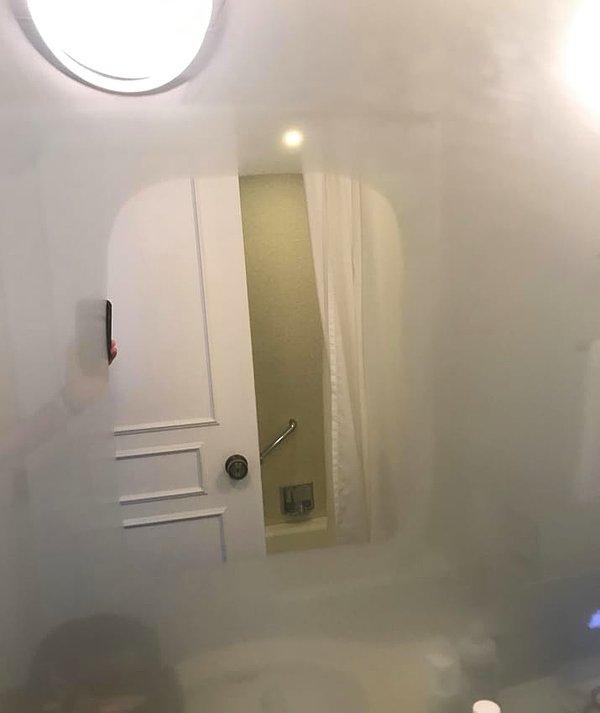 11. Siz duş alırken buğulanmasın diye bir kısmı ısıtmalı yapılan otel aynası.